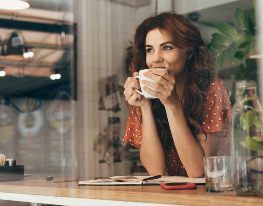 Cliente apreciando um café no Garden Café